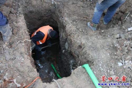 营口水务忙抢修  物业送水解燃眉