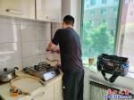 营口市：为居民免费更新煤气阀门软管