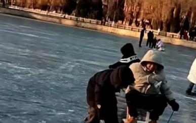 营口市冰雪运动之儿童滑冰车——王学东