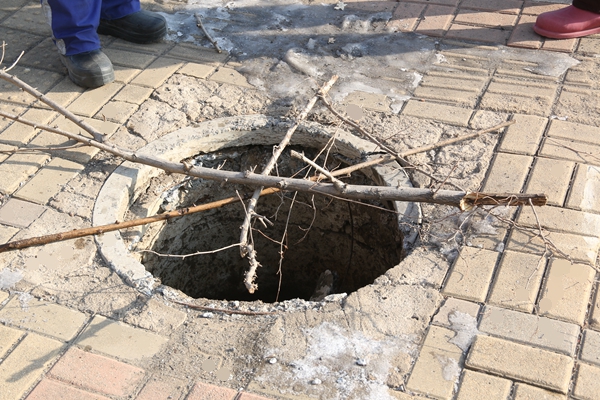 窨井 “张口” 预警！营口环卫师傅树枝临时救场