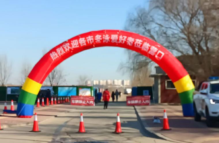 营口冬泳人破冰击水寒风里演绎硬核冬日运动浪漫