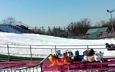 营口：明湖广场观滑雪