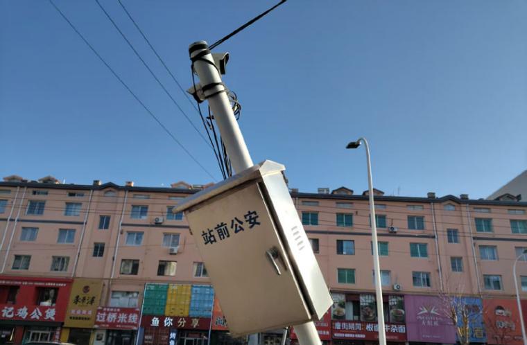 营口市：监控杆倾斜数据线紧绷有隐患，快来处理