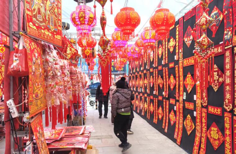 营口市通惠门市场东面的马路边新搭建一排简易房