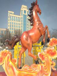 营口市一马当先鲤跳龙门鲜花盛开迎新春