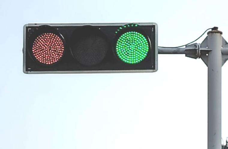 营口市：这个路口红绿灯同时亮怎么走？赶快处理