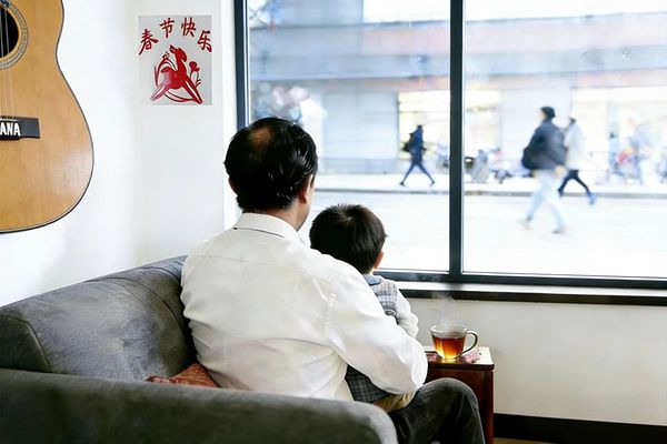 营口：初八开工热  抱孙爷偷乐