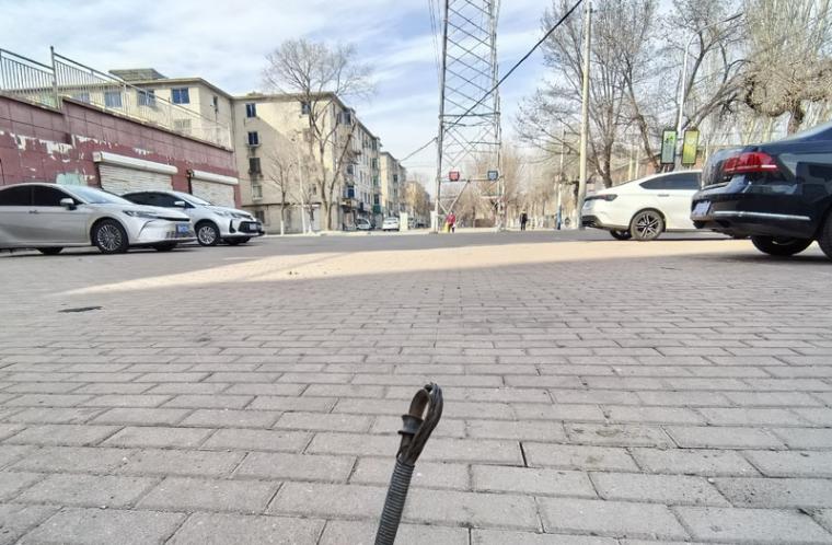 营口镜湖西路废弃钢丝绊人　市民盼速除出行隐患