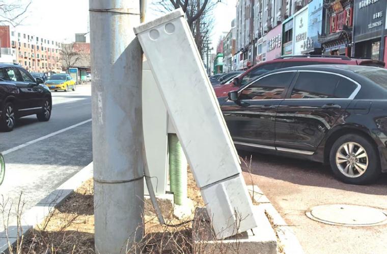 营口市：这里的通讯设备箱倾斜待扶（市民提示）