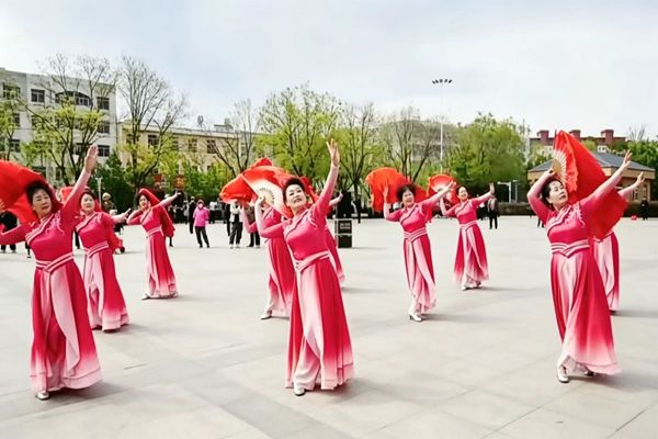 营口：熊岳三角地母亲节舞汇嗨翻全场