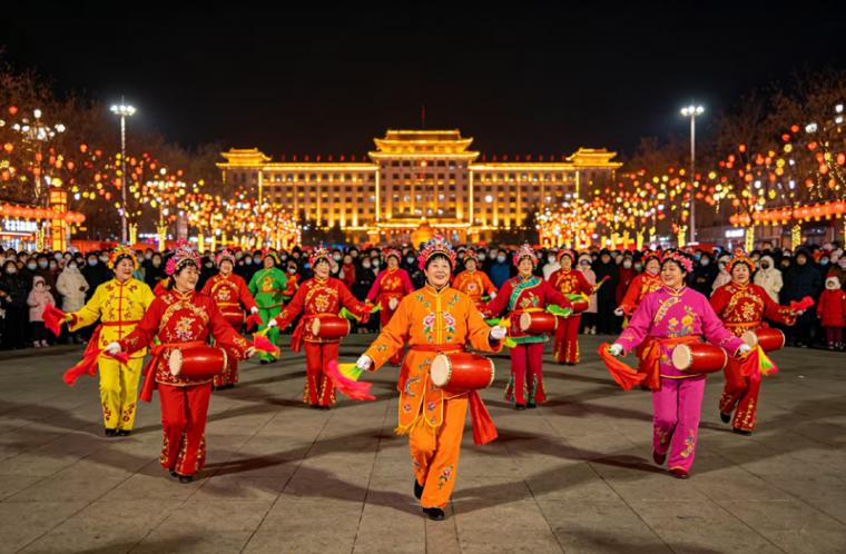 营口大石桥：锣鼓喧天闹夏夜，和谐广场秧歌热