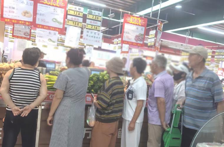 营口超市土豆八分一斤，平价菜引市民排队选购