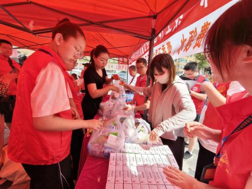 营口：夏日送清凉 致敬城市守护者
