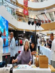 营口鲅鱼圈：翰墨传温情 初秋送清凉