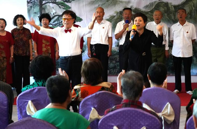 营口熊岳夕阳红民歌队走进逸馨园，唱响敬老欢歌
