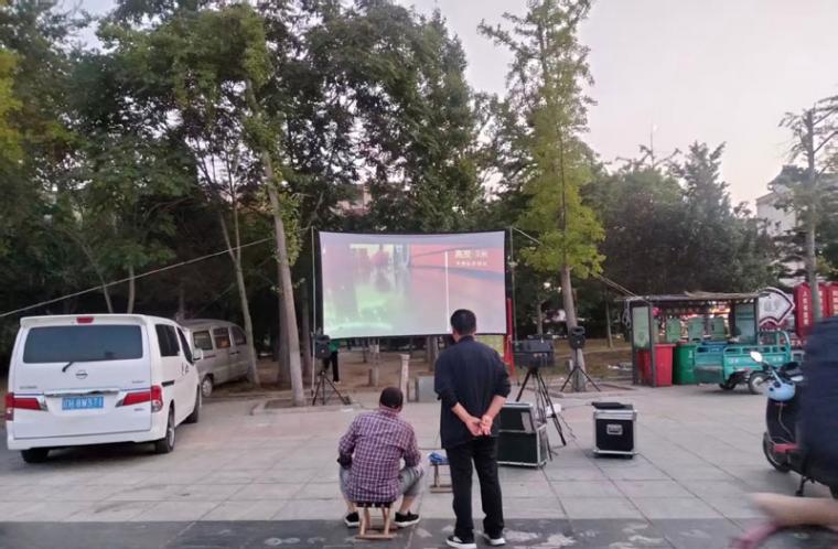 露天电影点亮大石桥夏夜  重温旧时光温暖记忆