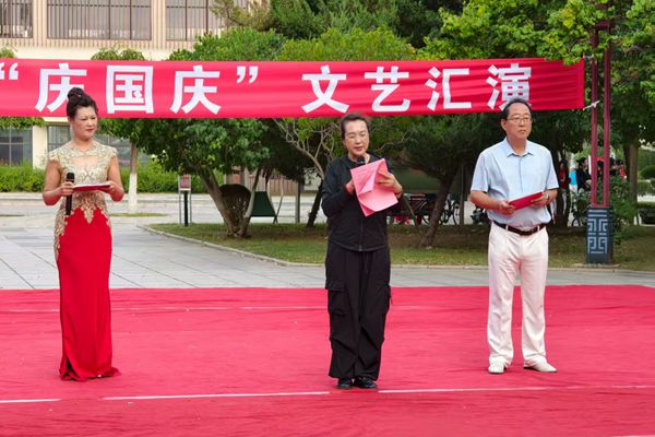 营口：欢腾起舞庆国庆